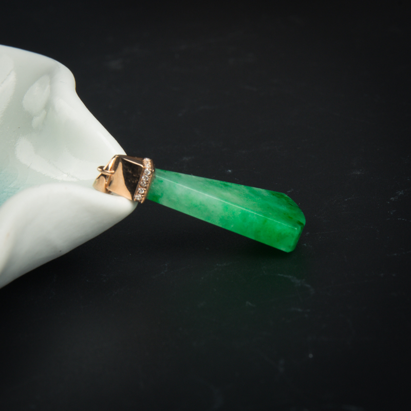 18K飘翠翡翠随形吊坠-红掌柜