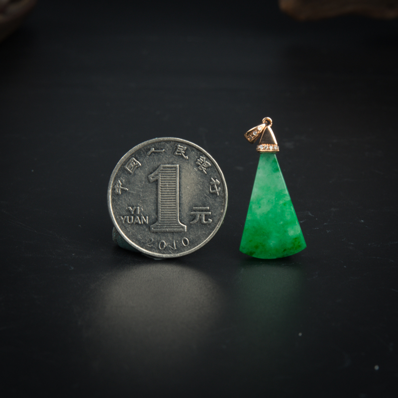 18K糯种飘翠翡翠随形吊坠-红掌柜