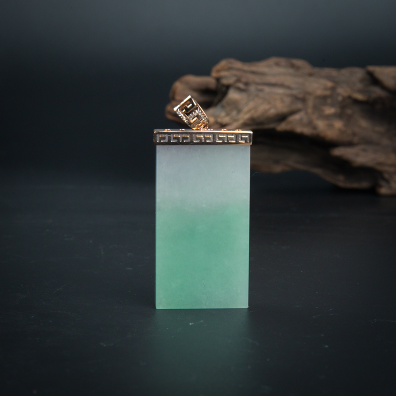 18K糯种春带彩翡翠无事牌吊坠-红掌柜