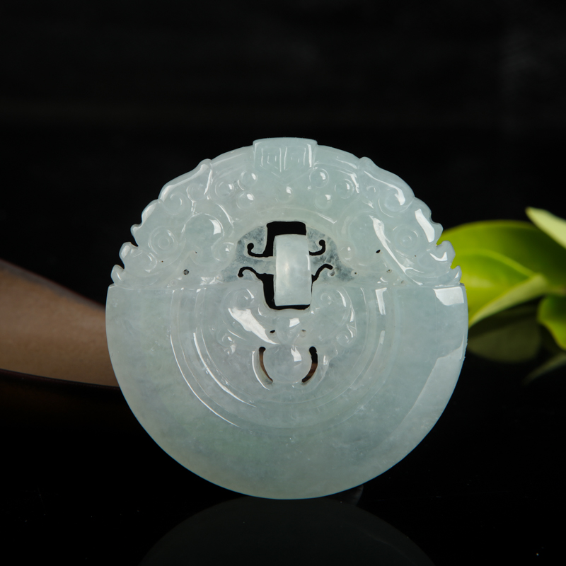 糯冰种翡翠瑞兽牌吊坠-红掌柜