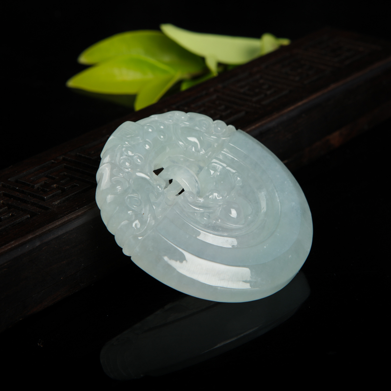 翡翠瑞兽牌吊坠-红掌柜