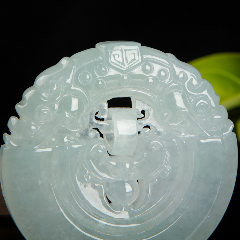 缅甸糯冰种翡翠瑞兽牌吊坠-红掌柜