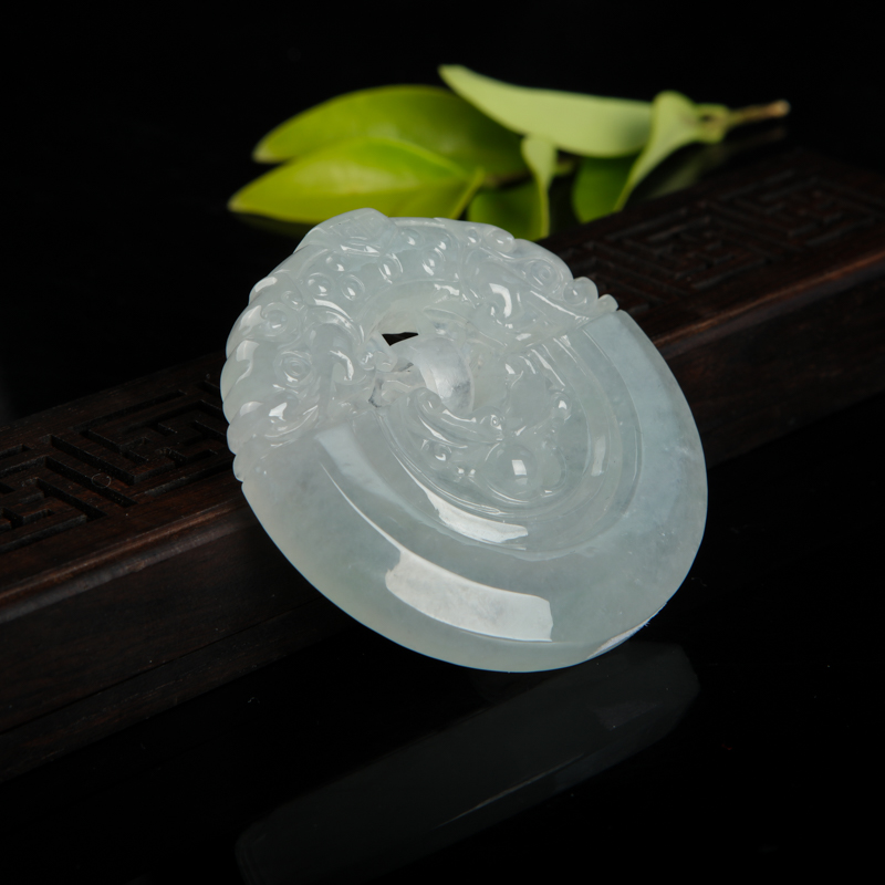 糯冰种翡翠瑞兽牌吊坠-红掌柜