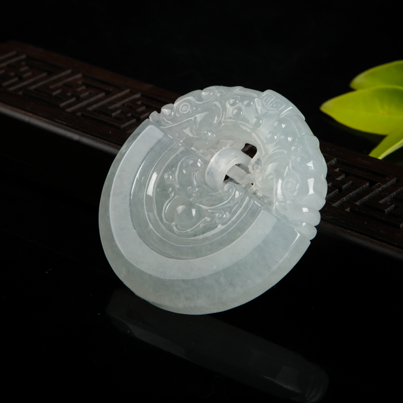 白色翡翠瑞兽牌吊坠-红掌柜