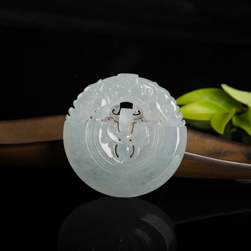 天然糯冰种白色翡翠瑞兽牌吊坠-红掌柜