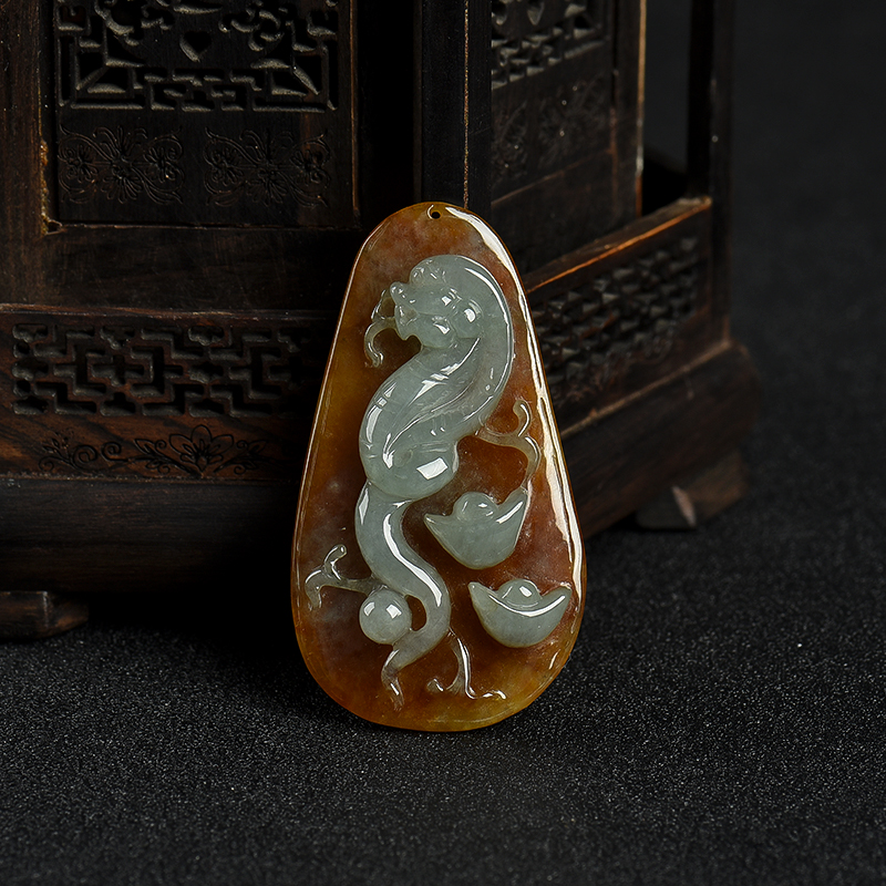 豆种俏色翡翠瑞兽吊坠-红掌柜