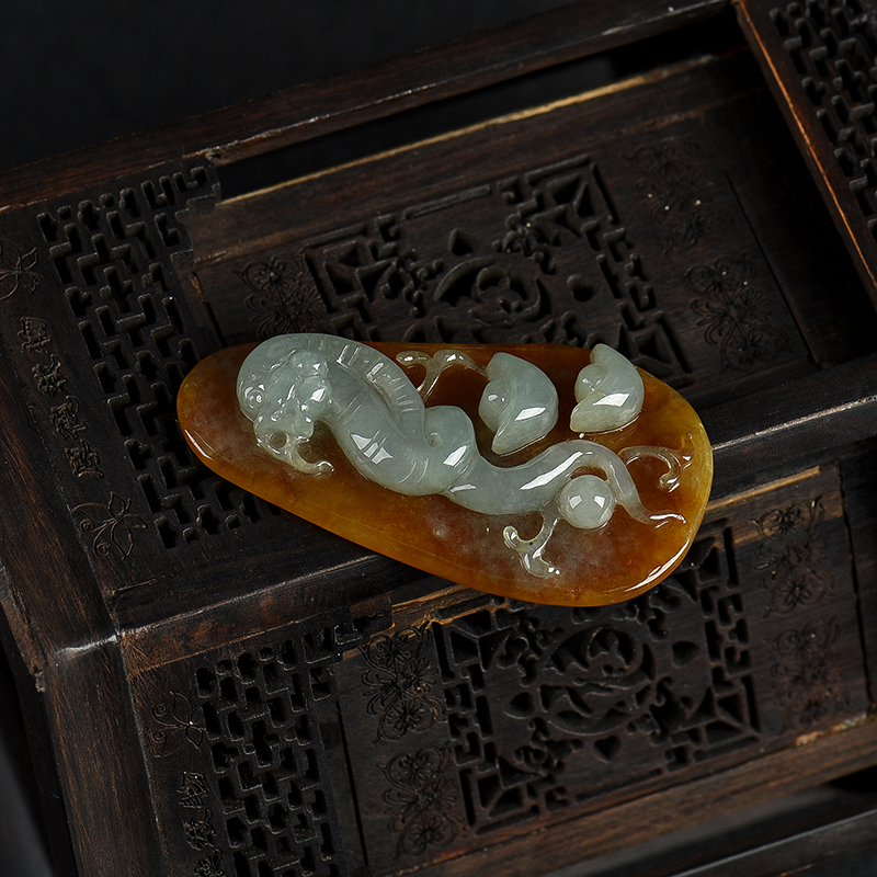 翡翠瑞兽吊坠-红掌柜