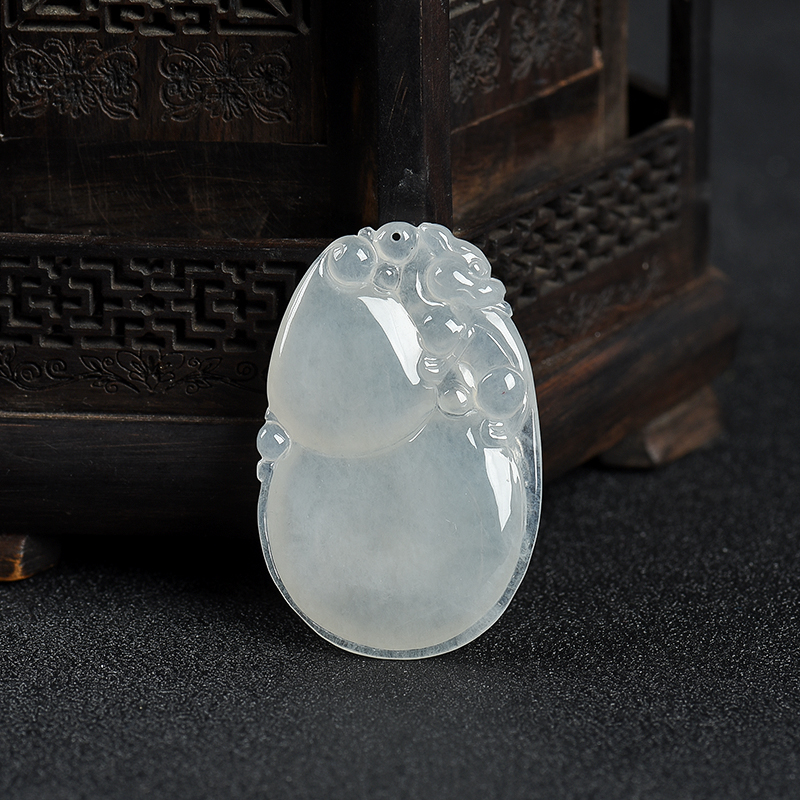 糯冰种白色翡翠吊坠-红掌柜