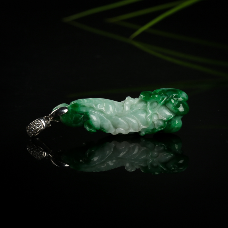 银镶糯种飘翠翡翠吊坠-红掌柜