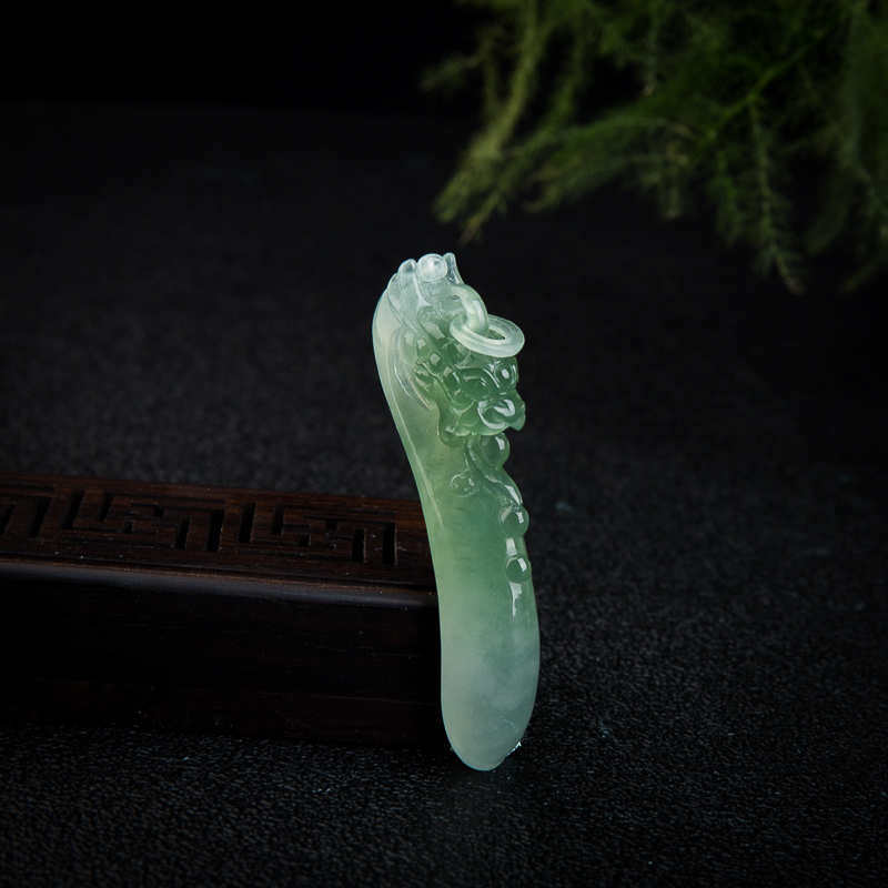 冰种飘花翡翠龙勾吊坠-红掌柜