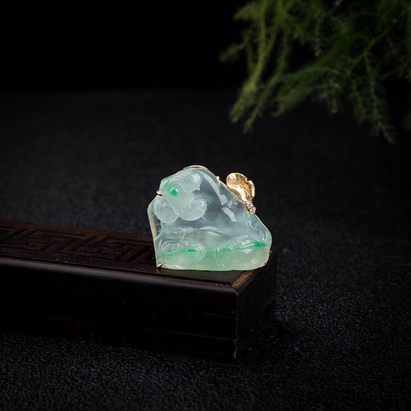 高冰种飘翠翡翠连年有余吊坠-红掌柜
