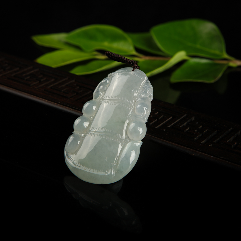糯种白色翡翠吊坠-红掌柜