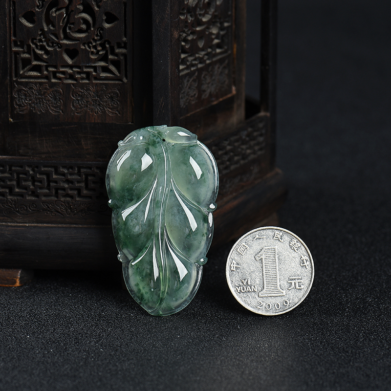 糯冰种飘花翡翠吊坠-红掌柜