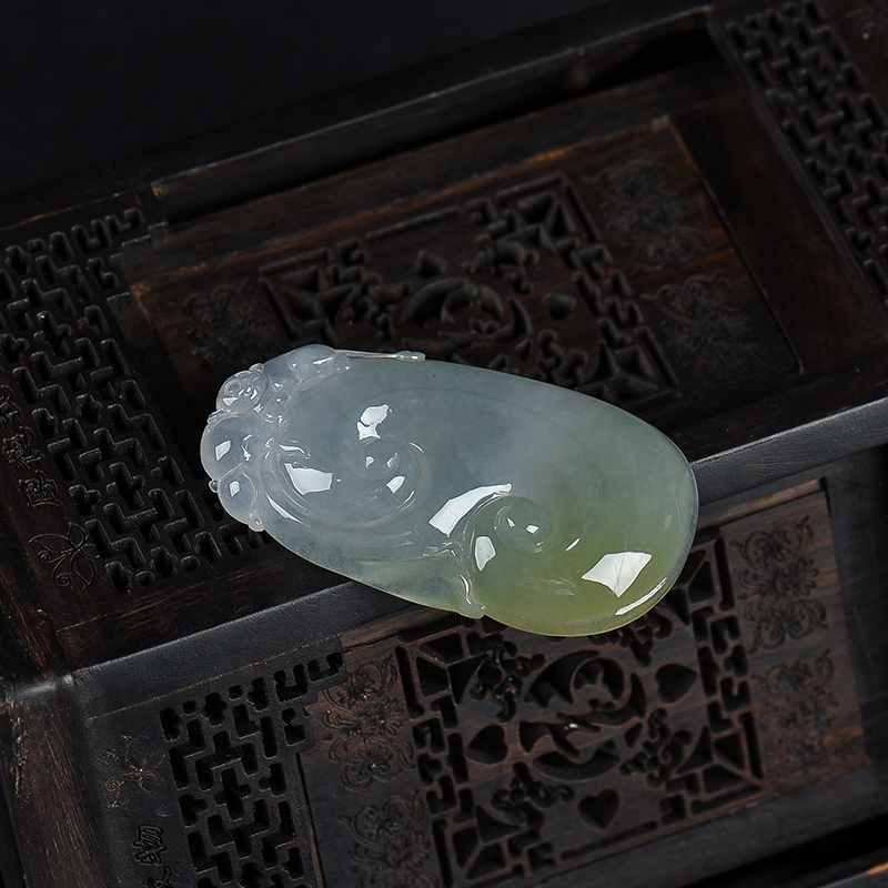 糯冰种俏色翡翠吊坠-红掌柜