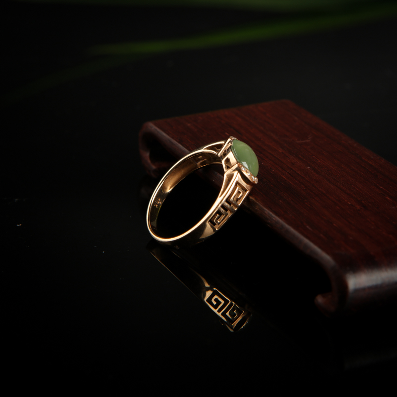 缅甸糯冰种浅绿翡翠戒指-红掌柜