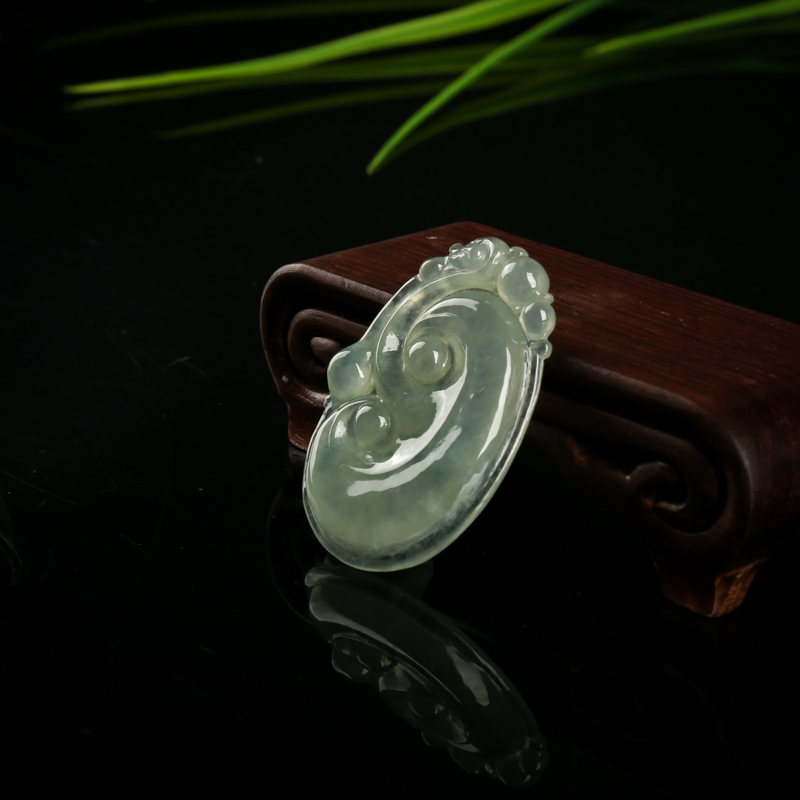 灰绿翡翠如意吊坠-红掌柜