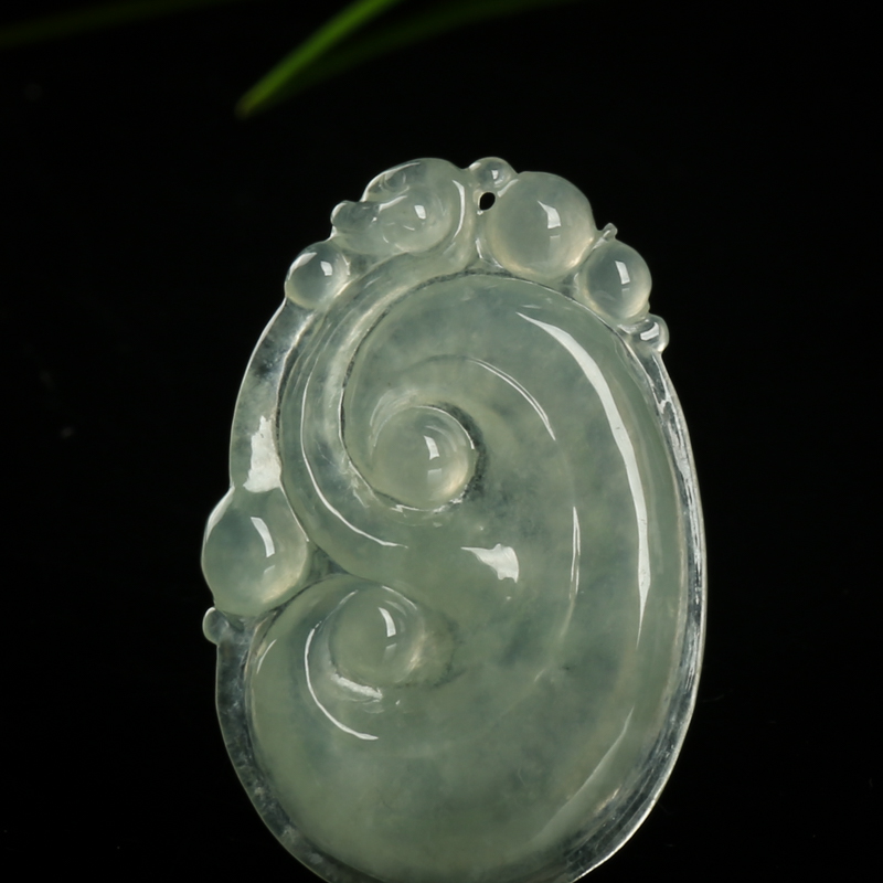 糯冰种灰绿翡翠吊坠-红掌柜