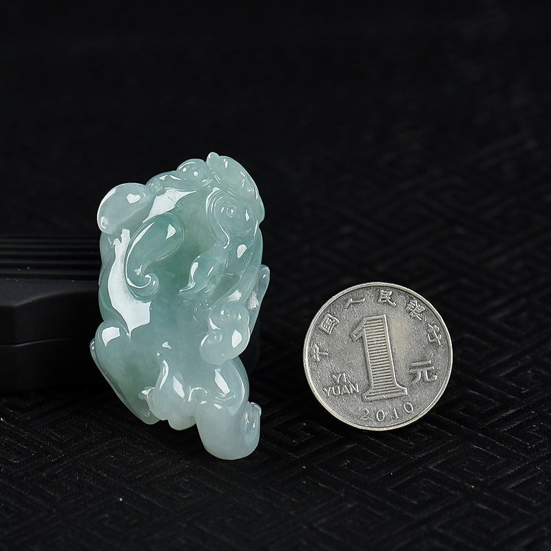 糯冰种浅绿翡翠吊坠-红掌柜