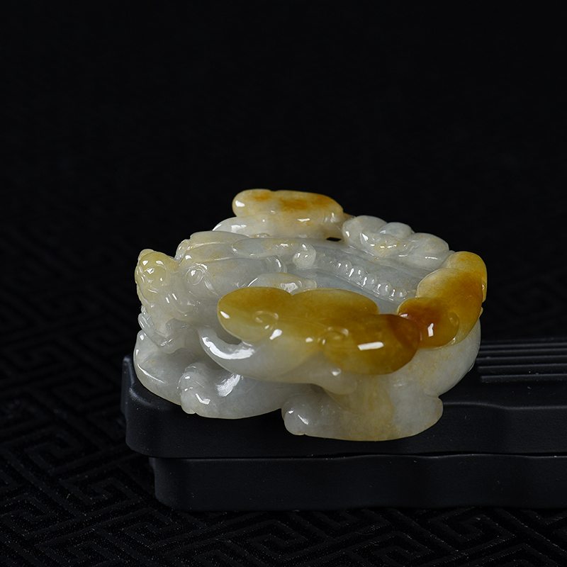 豆种俏色翡翠吊坠-红掌柜