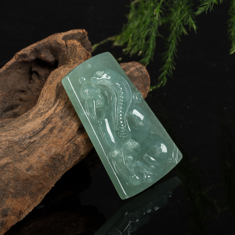 浅绿翡翠蛇吊坠-红掌柜