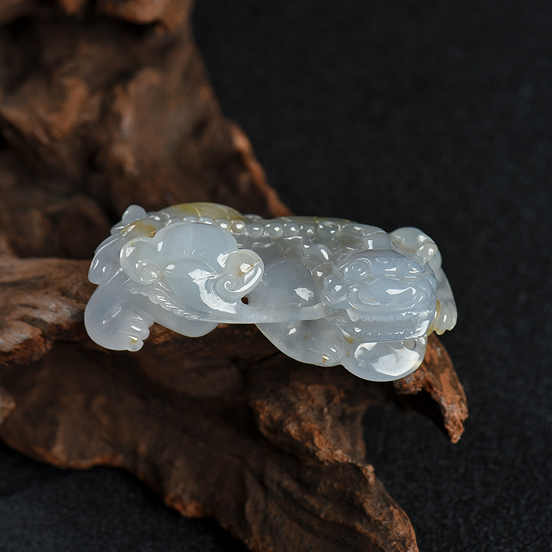 俏色翡翠貔貅吊坠-红掌柜