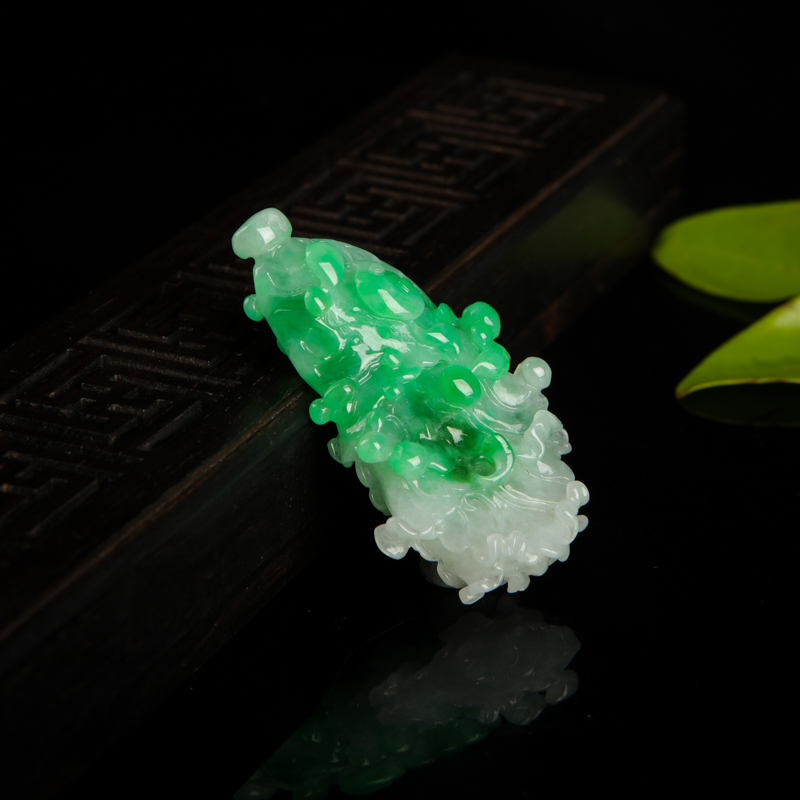 翠绿翡翠百财吊坠-红掌柜