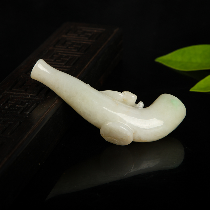 翡翠福如意烟嘴-红掌柜
