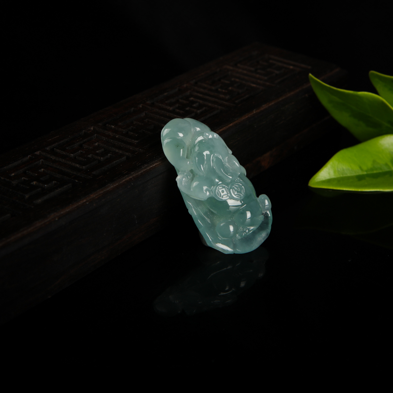 浅绿翡翠八方进财吊坠-红掌柜