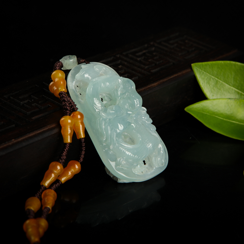 天然糯种浅绿翡翠辰龙吊坠-红掌柜