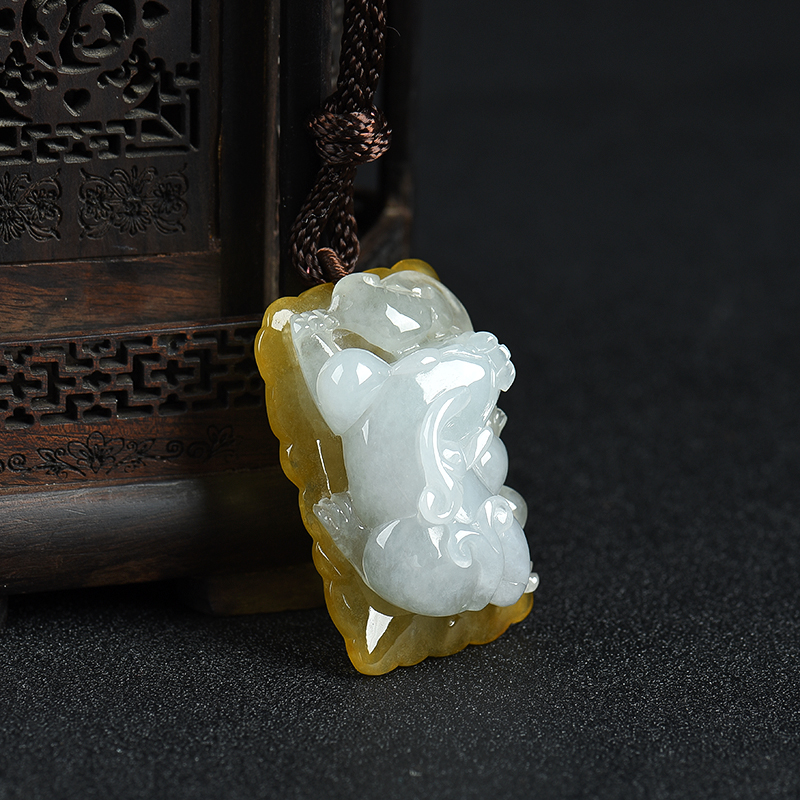 俏色翡翠貔貅吊坠-红掌柜