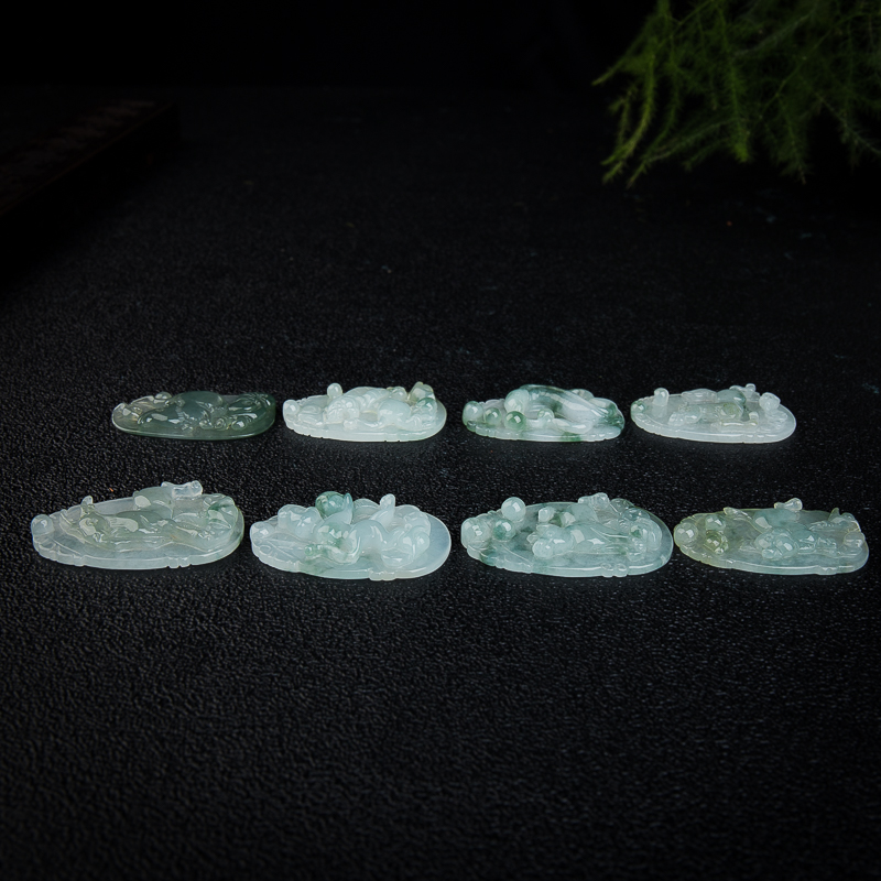 糯冰种飘花翡翠生肖吊坠-红掌柜