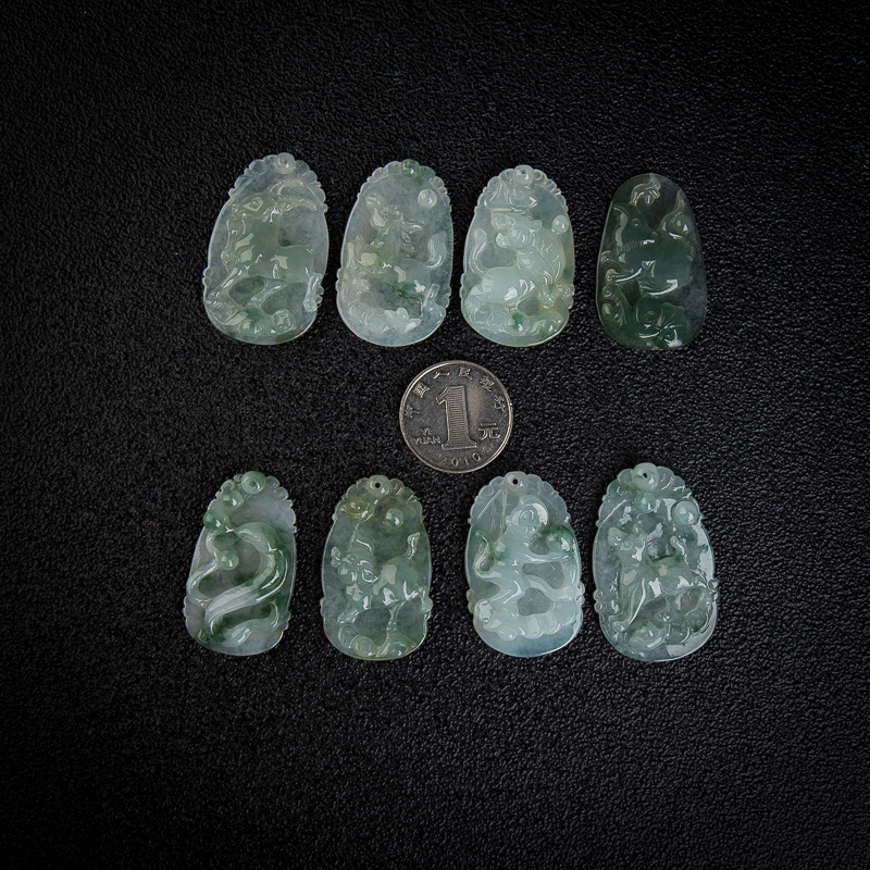 糯冰种飘花翡翠生肖-红掌柜