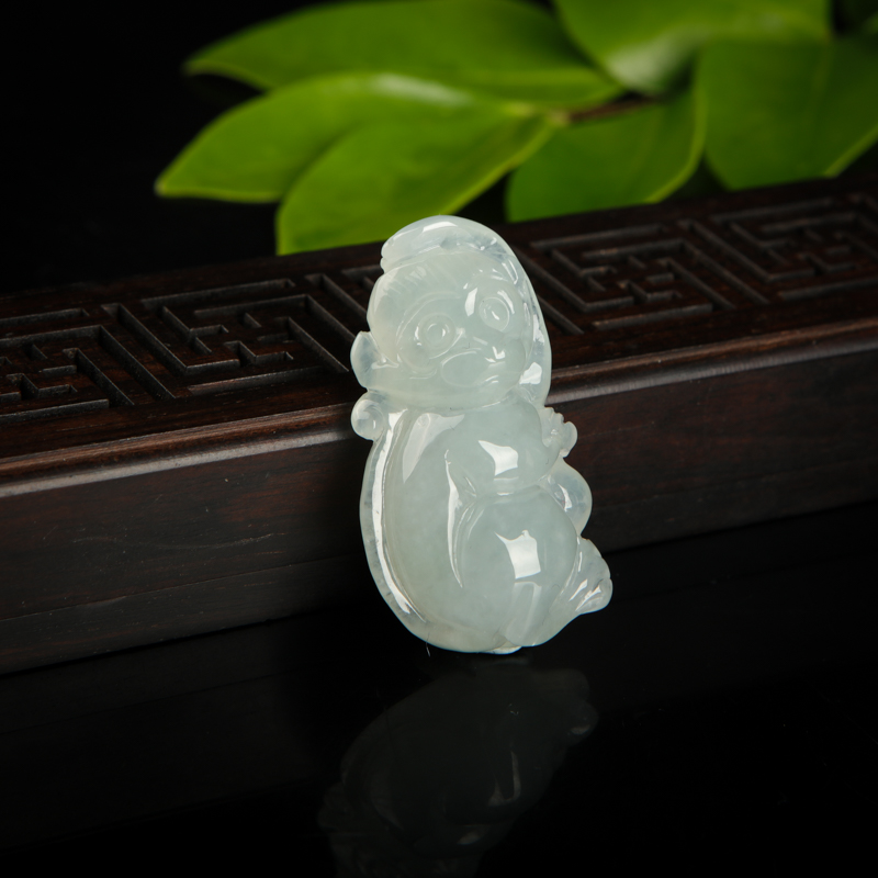 白色翡翠申猴吊坠-红掌柜