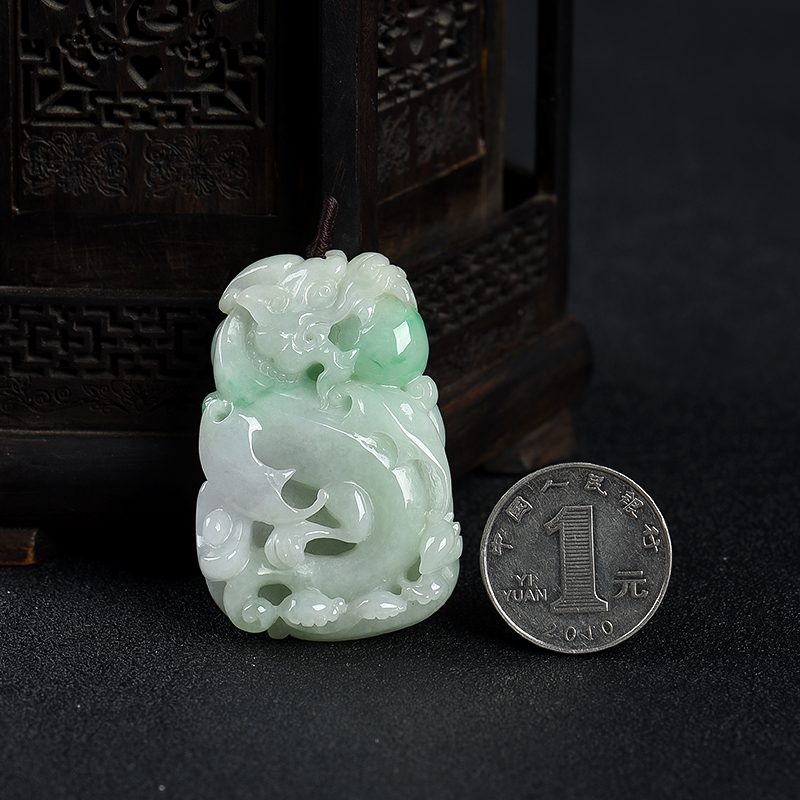 糯种飘翠翡翠仿古龙牌挂坠-红掌柜