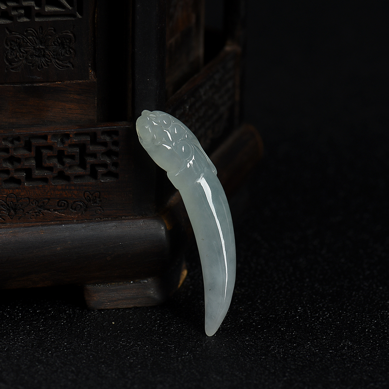 天然糯冰种浅绿翡翠牙吊坠-红掌柜