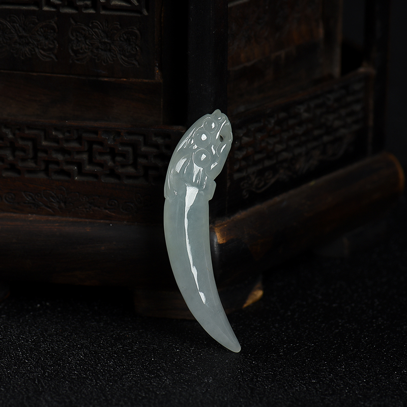 缅甸天然浅绿翡翠牙吊坠-红掌柜