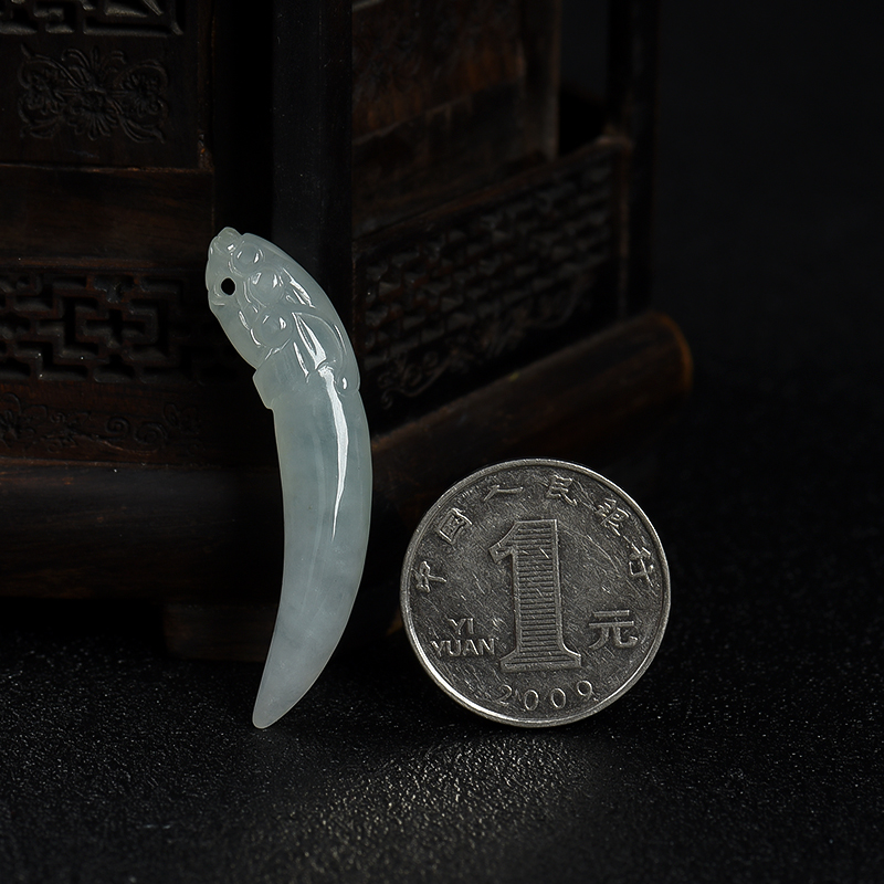 糯冰种浅绿翡翠牙吊坠-红掌柜