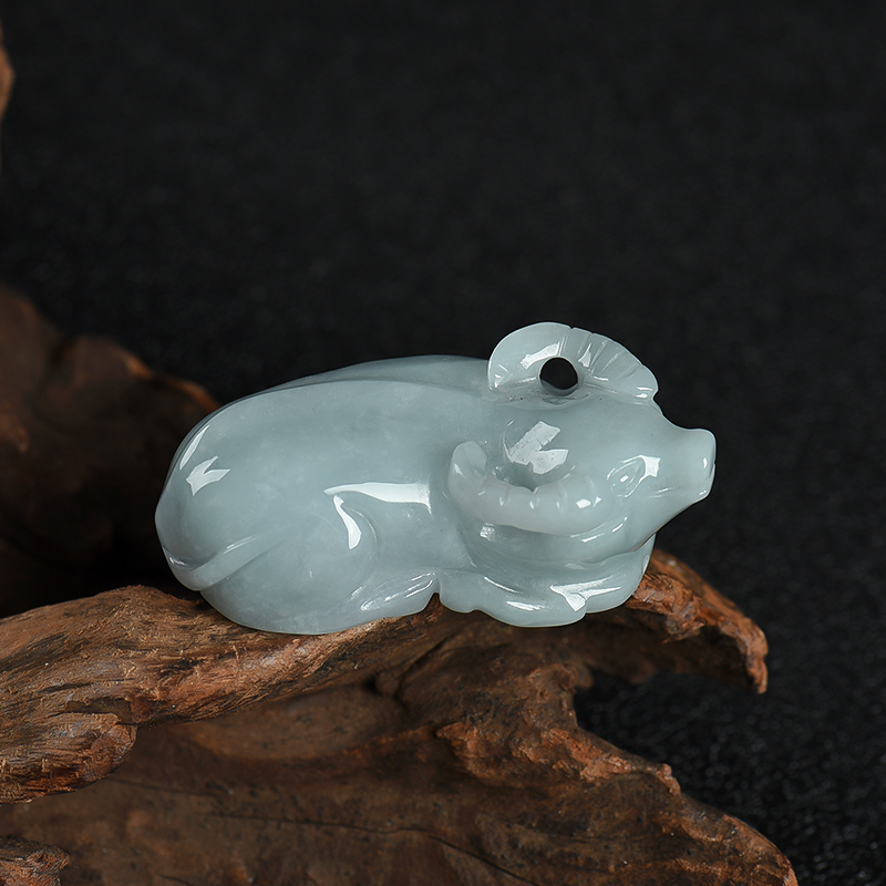 天然糯种灰绿翡翠丑牛吊坠-红掌柜