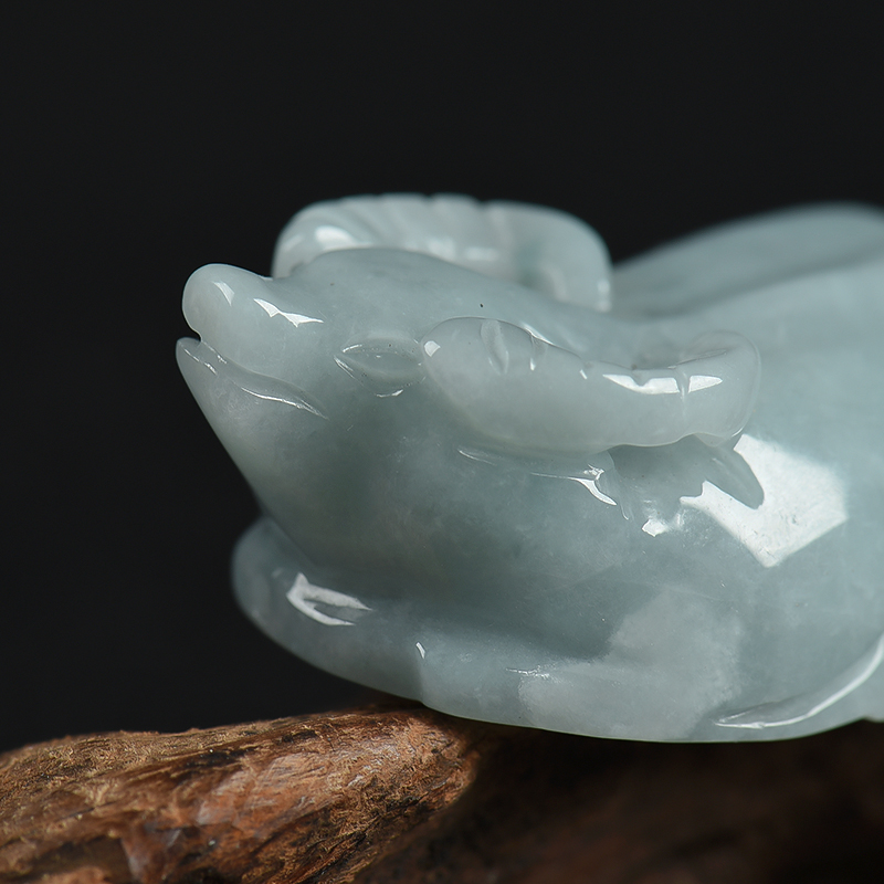 糯种灰绿翡翠丑牛吊坠-红掌柜