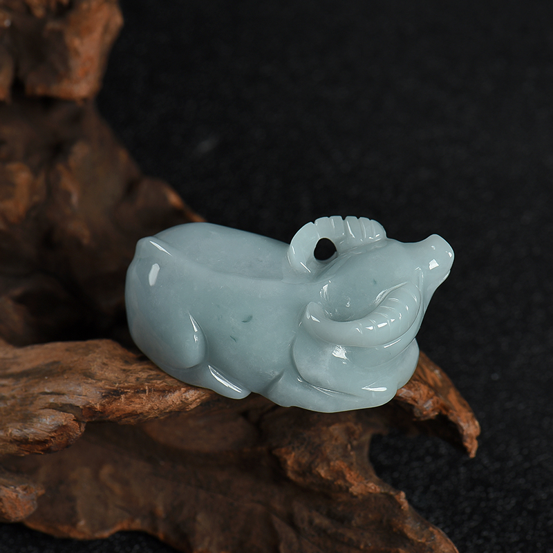 天然糯种灰绿翡翠丑牛吊坠-红掌柜