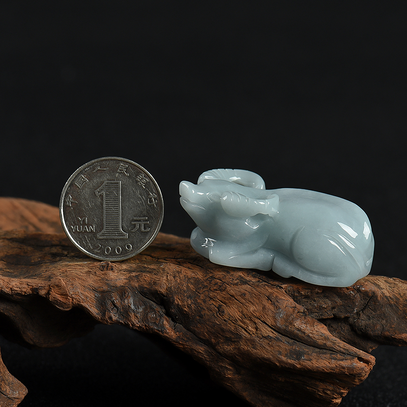 糯种翡翠丑牛吊坠-红掌柜