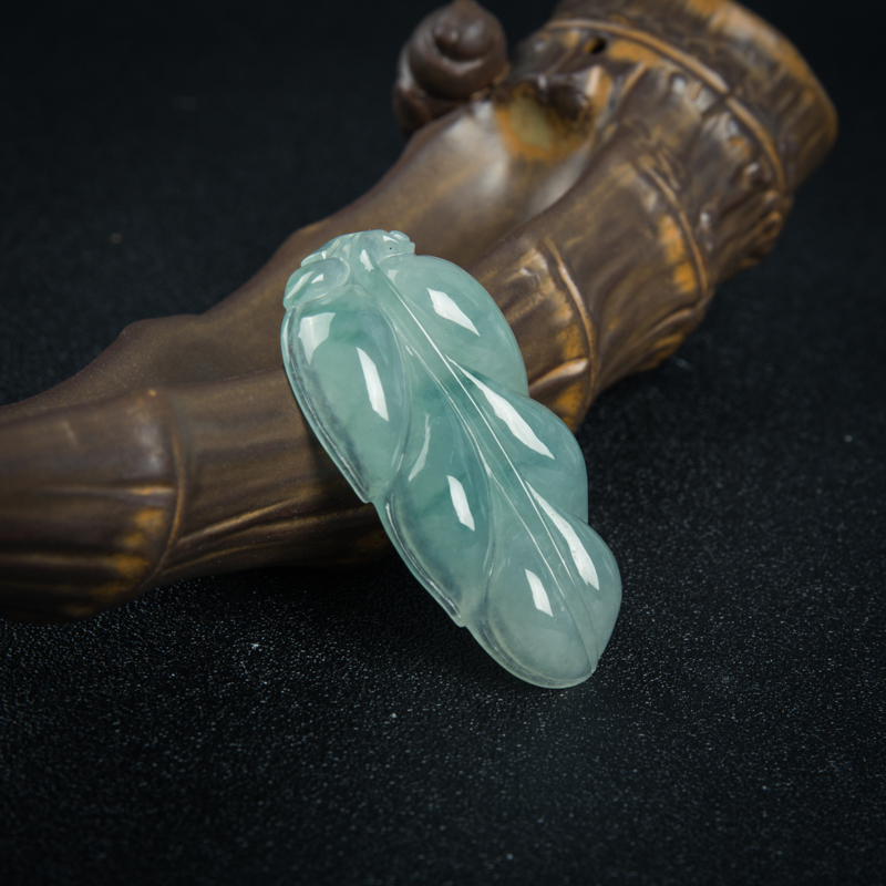 糯冰种飘花翡翠吊坠-红掌柜