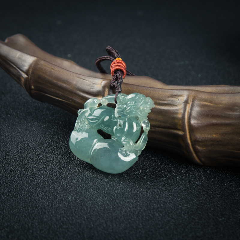 糯冰种灰绿翡翠吊坠-红掌柜