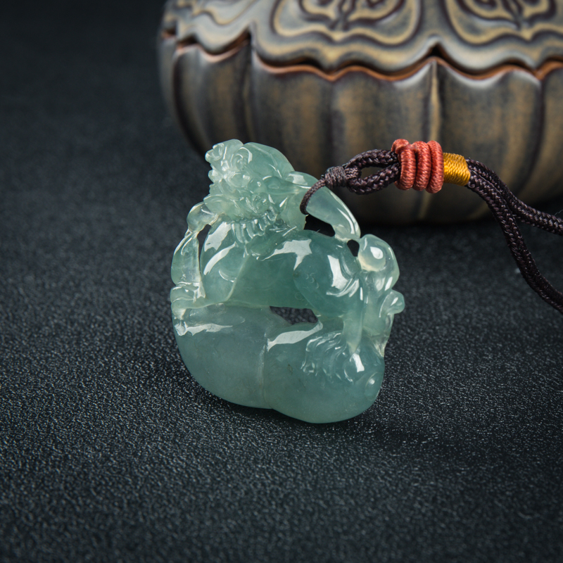 天然糯冰种灰绿翡翠福禄兽吊坠-红掌柜