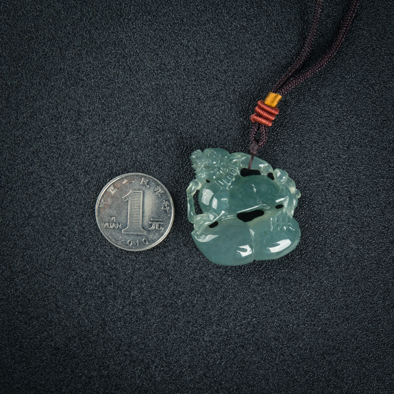 糯冰种灰绿翡翠福禄兽吊坠-红掌柜
