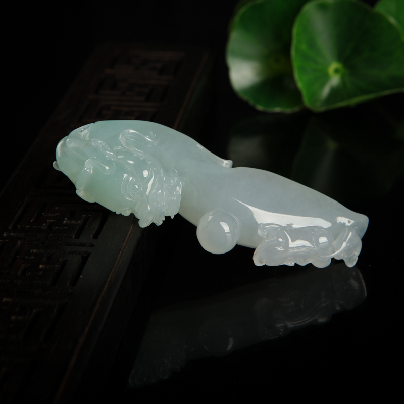 天然糯种灰绿翡翠辰龙吊坠-红掌柜