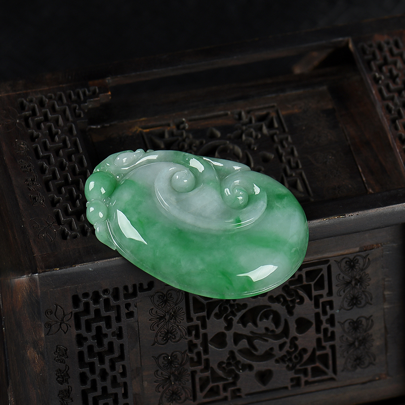 豆种飘翠翡翠吊坠-红掌柜