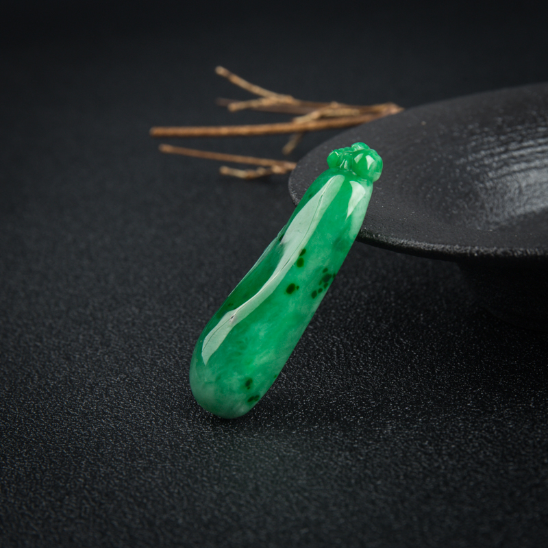 豆种翠绿翡翠吊坠-红掌柜