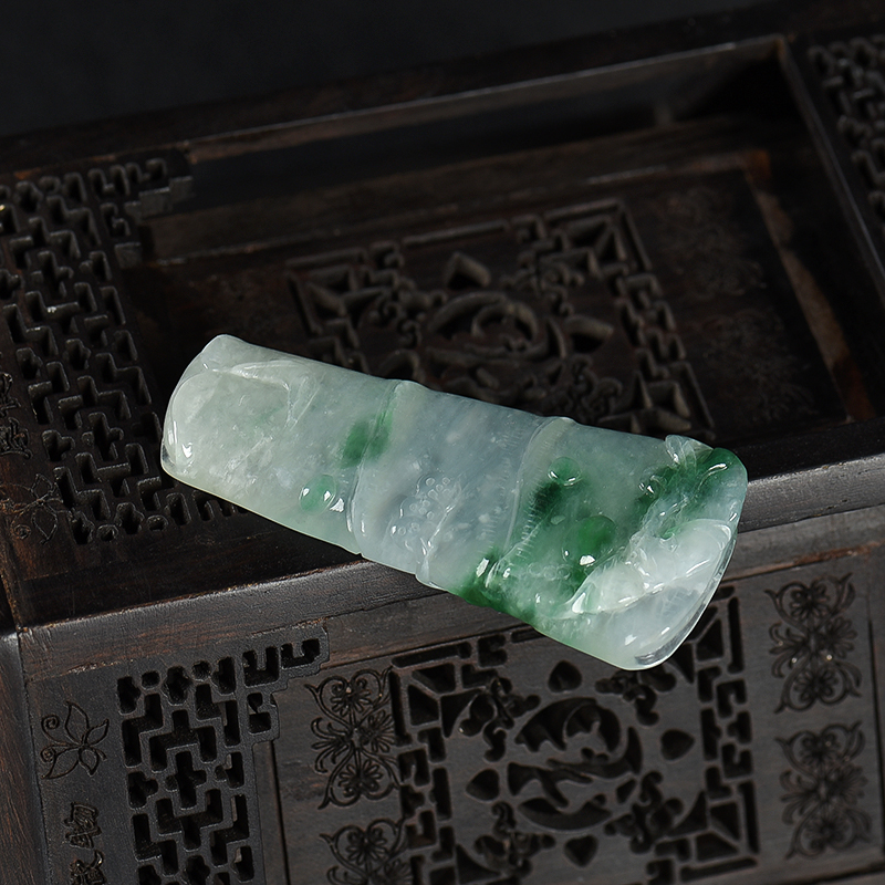 糯冰种飘花翡翠吊坠-红掌柜