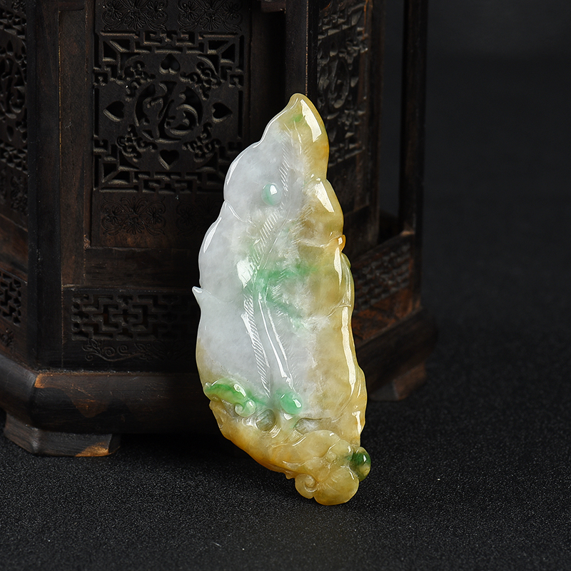豆种俏色翡翠吊坠-红掌柜